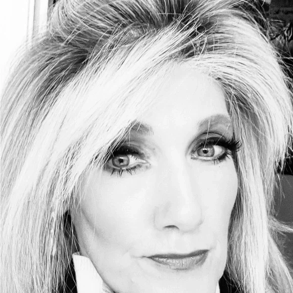 Stylish Raquel Welch Big Time with bangs
1923SS platinum blonde dark roots - Picture 7 of 7